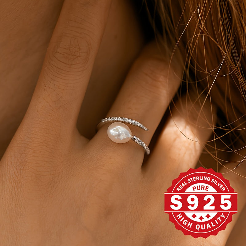 Un anello da donna con perle d'acqua dolce realizzato in argento sterling S925, decorato con zircone sintetica e perle d'acqua dolce. Presenta un design trendy Clash che è unico e perfetto per regalare durante le vacanze, adatto per varie occasioni e ipoa