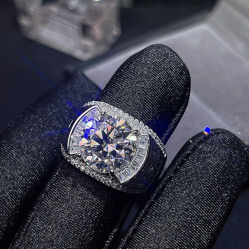 1pc 5ct Anello da uomo con diamante moissanite, pietra centrale a taglio rotondo con pietre d'accento, lussuoso e versatile per l'uso quotidiano, anniversario, regali di fidanzamento per lui, lui, fidanzato, marito, papà, mamma, amico, gioielli per occasi