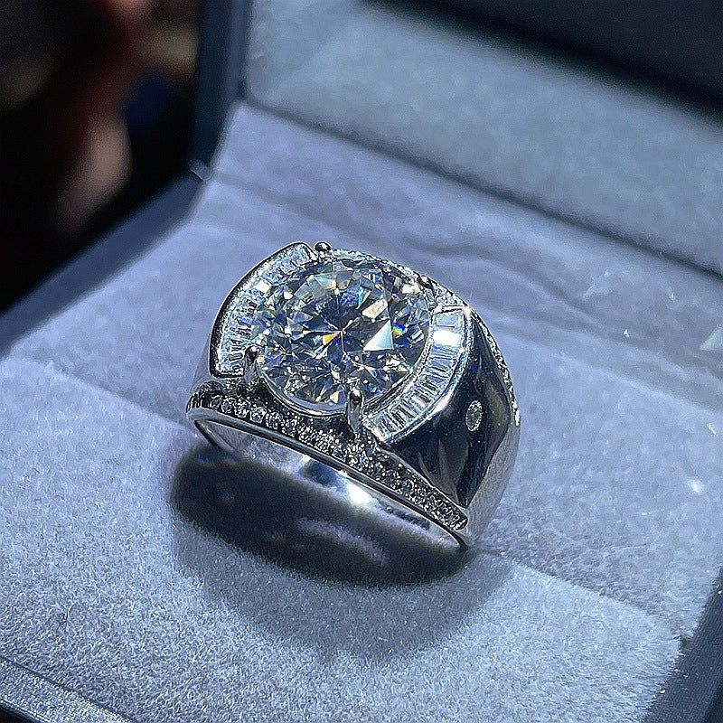 1pc 5ct Anello da uomo con diamante moissanite, pietra centrale a taglio rotondo con pietre d'accento, lussuoso e versatile per l'uso quotidiano, anniversario, regali di fidanzamento per lui, lui, fidanzato, marito, papà, mamma, amico, gioielli per occasi