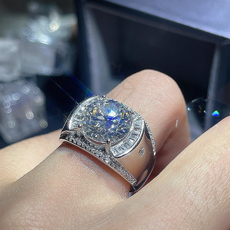 1pc 5ct Anello da uomo con diamante moissanite, pietra centrale a taglio rotondo con pietre d'accento, lussuoso e versatile per l'uso quotidiano, anniversario, regali di fidanzamento per lui, lui, fidanzato, marito, papà, mamma, amico, gioielli per occasi