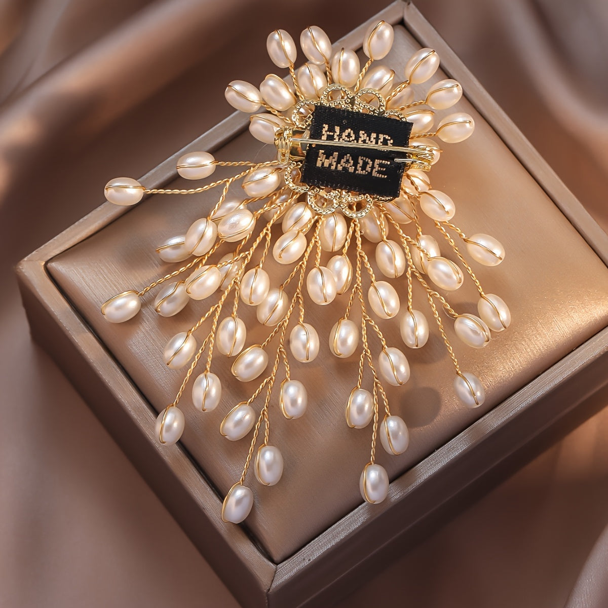 Una spilla elegante e alla moda in stile retrò francese, personalizzata con un design di nicchia. Spilla abbagliante e unica con personalità, adatta per abiti da donna, banchetti quotidiani, vacanze e qualsiasi occasione da indossare. È anche un regalo mo