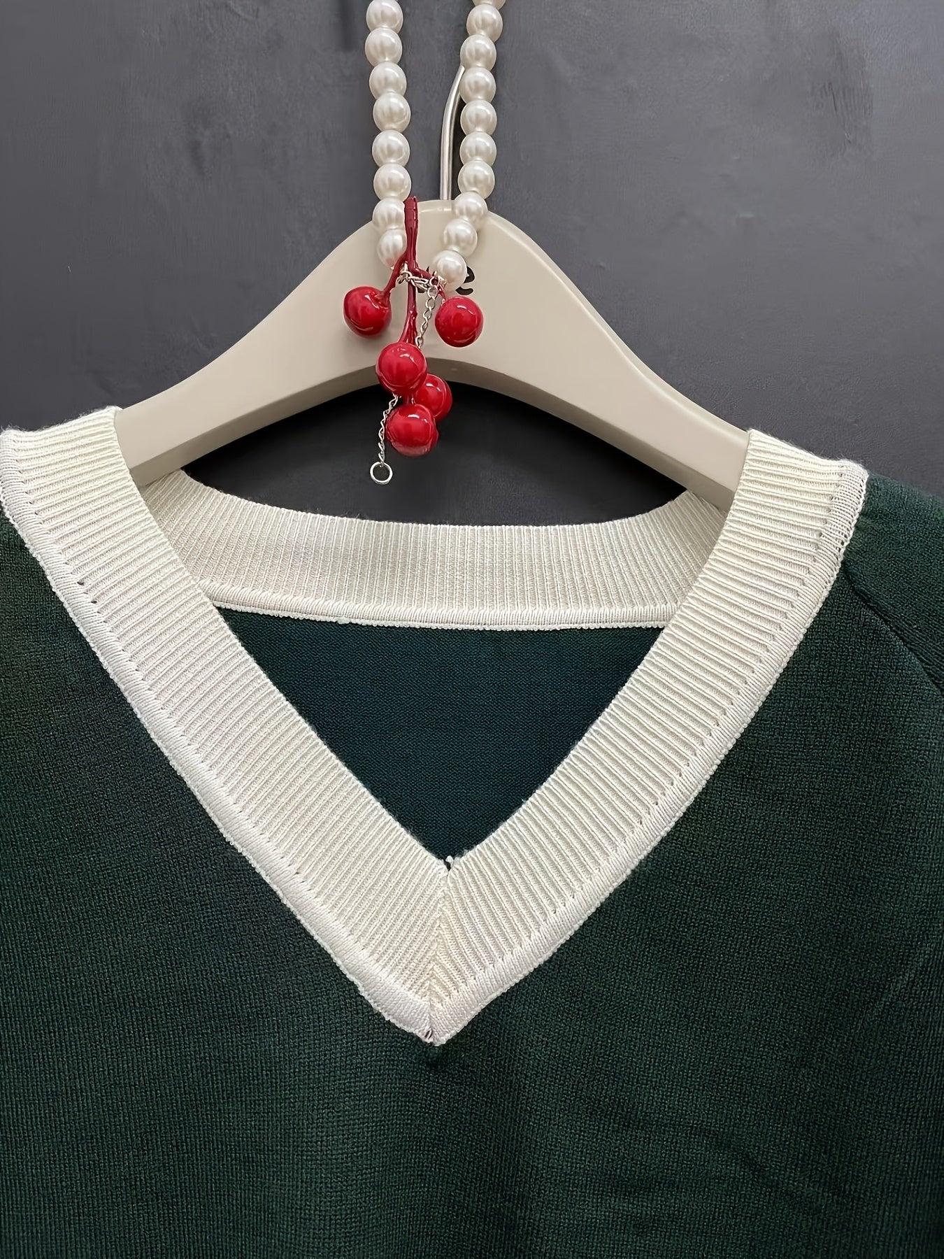 Set casual da donna in due pezzi: maglione a V con scollo e pantaloni larghi e a vita bassa - Verde con dettagli bianchi, perfetto per la primavera/autunno