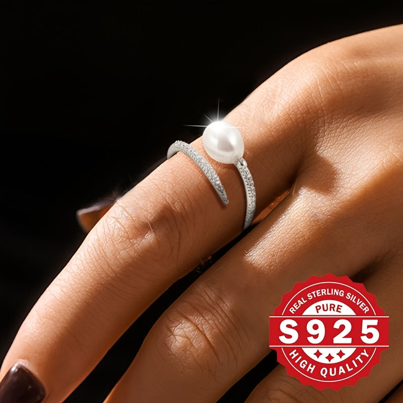 Un anello da donna con perle d'acqua dolce realizzato in argento sterling S925, decorato con zircone sintetica e perle d'acqua dolce. Presenta un design trendy Clash che è unico e perfetto per regalare durante le vacanze, adatto per varie occasioni e ipoa