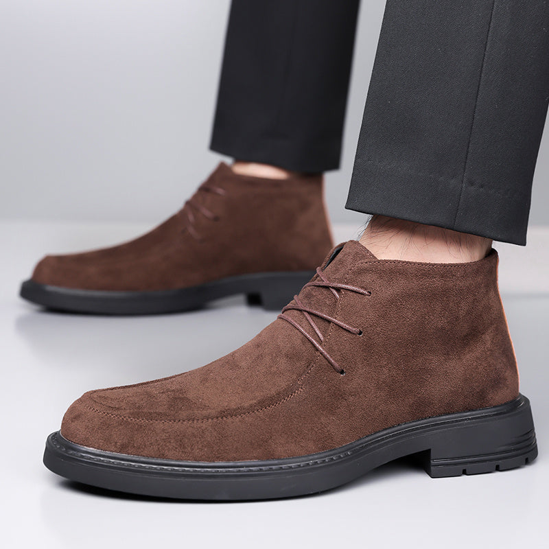 JL2376 è un paio di eleganti stivali derby versatili per tutte e quattro le stagioni, disponibili in 11 taglie. Questi scarpe da uomo sono alla moda, adatte per l'abbigliamento business e casual, e offrono comfort per le uscite quotidiane. Sono ideali per