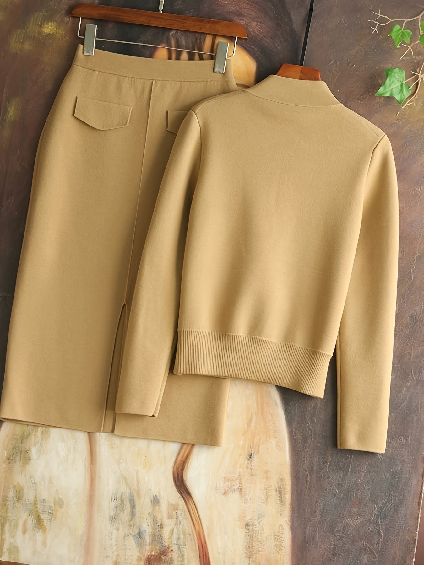 Abbigliamento da donna di alta gamma per l'autunno e l'inverno 2025, con un semplice e due pezzi set con un'atmosfera alla moda.