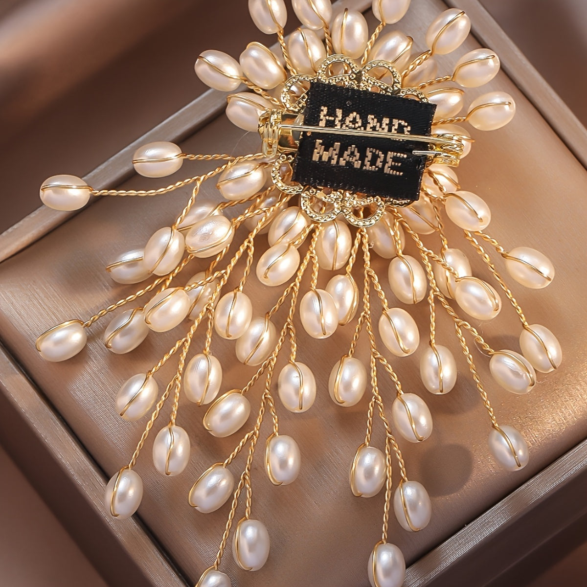 Una spilla elegante e alla moda in stile retrò francese, personalizzata con un design di nicchia. Spilla abbagliante e unica con personalità, adatta per abiti da donna, banchetti quotidiani, vacanze e qualsiasi occasione da indossare. È anche un regalo mo