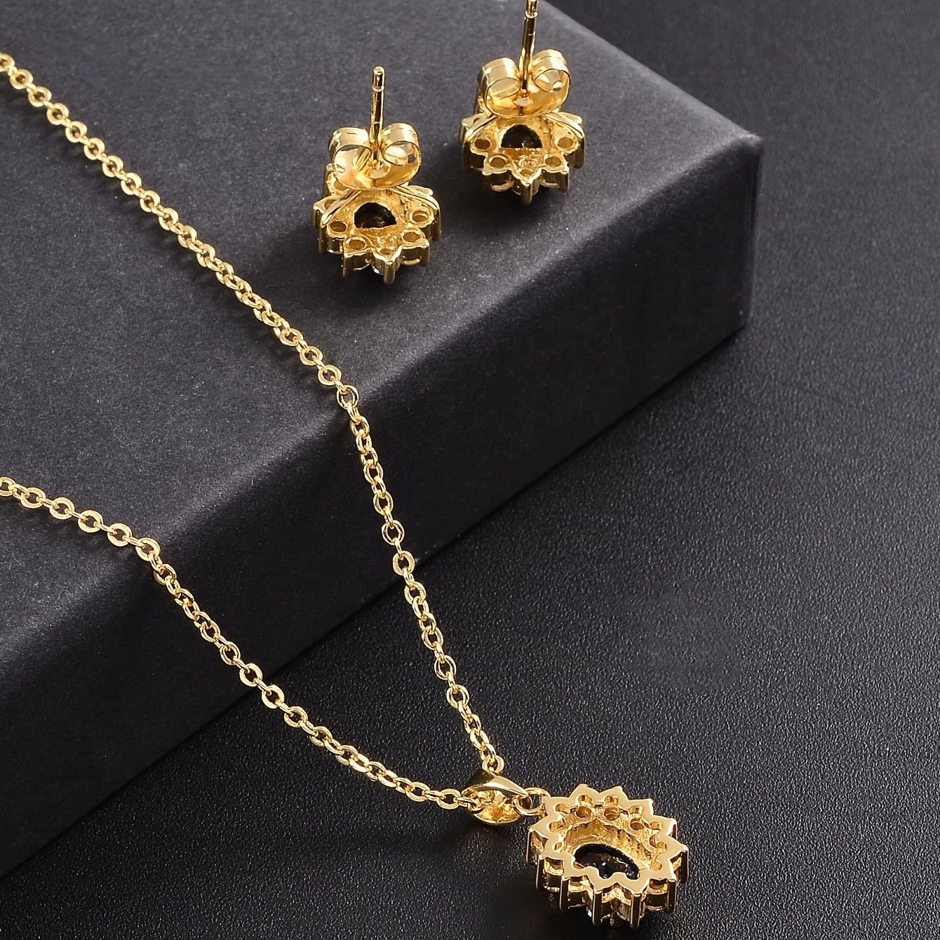 Véora - Kit di gioielli a tema girasole con zirconi lucidi taglio ovale intarsiati con collana con pendente e orecchini a bottone