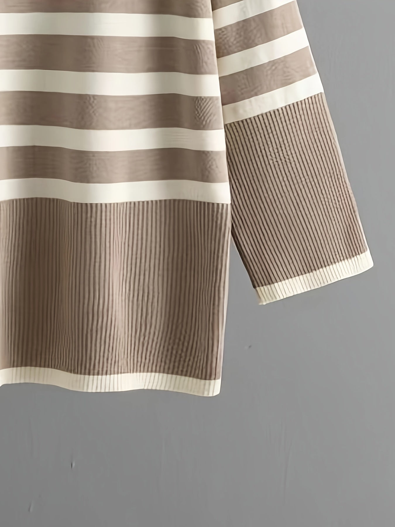 Set di maglione a righe elegante a collo alto e pantaloni a gamba larga per donne - Righe verticali beige e bianche, vestibilità ampia, maniche lunghe, chiusura a bottoni, perfetto per l'autunno/inverno, abbigliamento casual a formale, abbigliamento casua