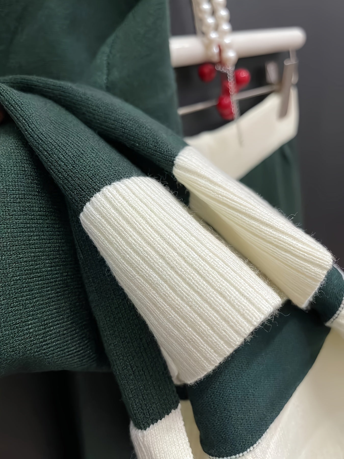 Set casual da donna in due pezzi: maglione a V con scollo e pantaloni larghi e a vita bassa - Verde con dettagli bianchi, perfetto per la primavera/autunno