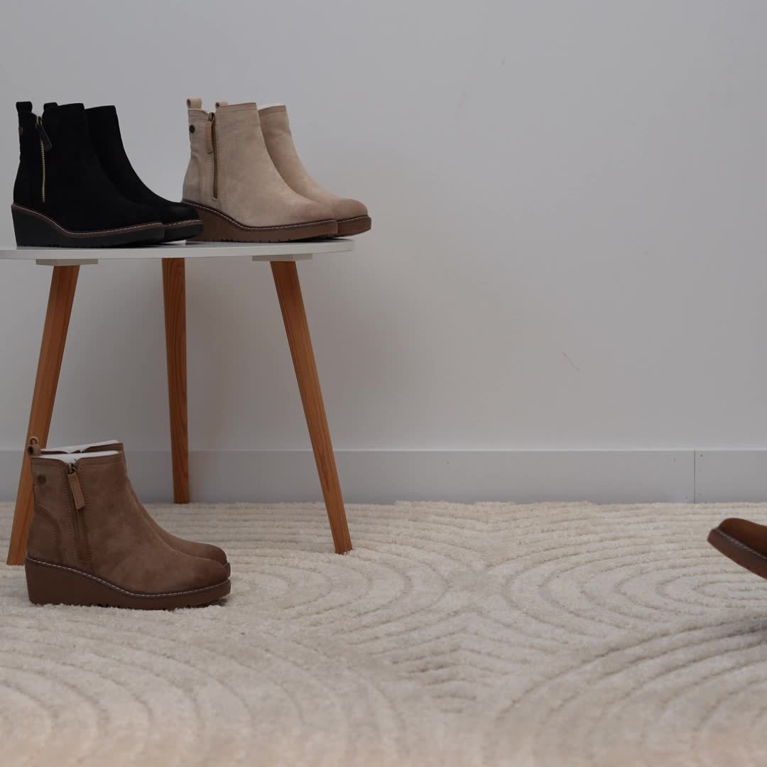 Stivaletto con Zeppa Donna, Design Comodo ed Elegante. Dettagli Cuciti con Chiusura a Cerniera e Linguetta Posteriore. Perfetto per Autunno e Inverno