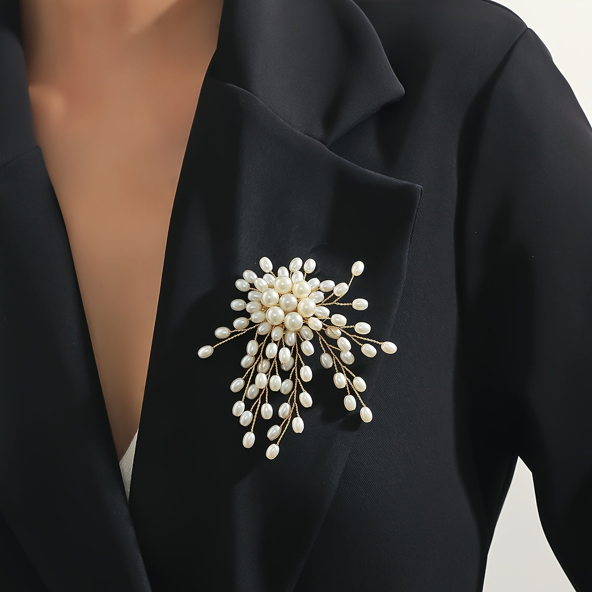 Una spilla elegante e alla moda in stile retrò francese, personalizzata con un design di nicchia. Spilla abbagliante e unica con personalità, adatta per abiti da donna, banchetti quotidiani, vacanze e qualsiasi occasione da indossare. È anche un regalo mo
