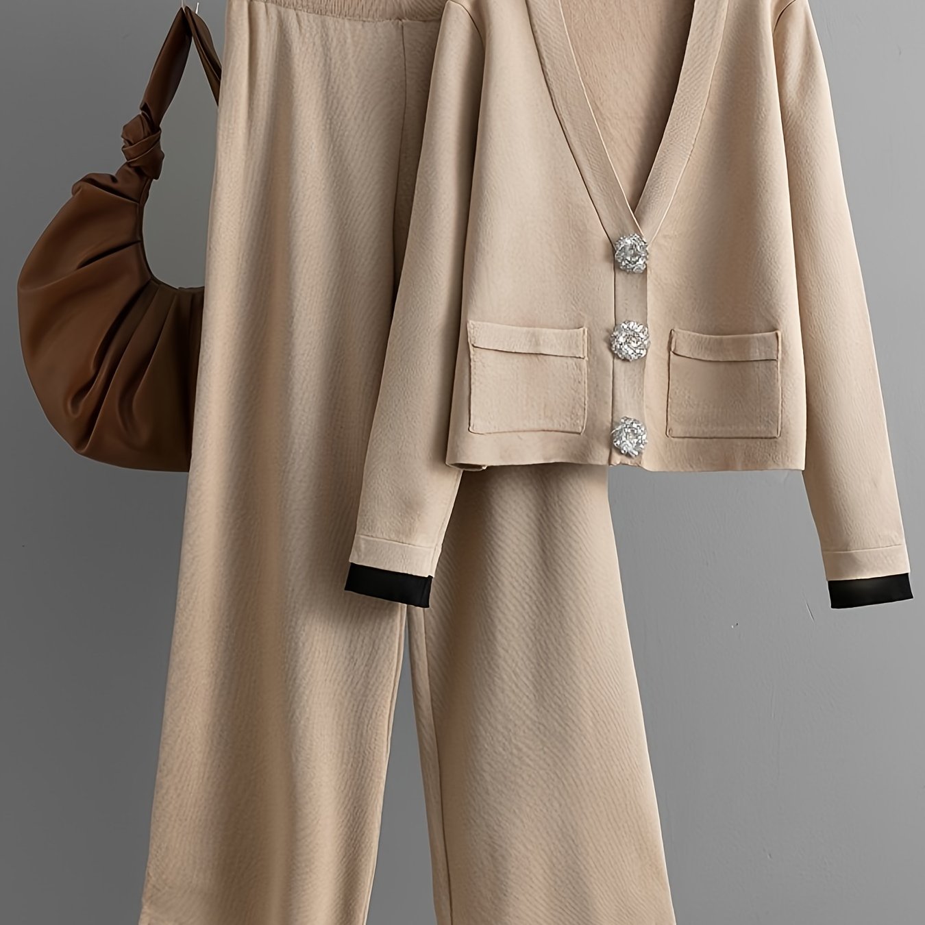 Pullover con bottoni a diamante d'argento - Cardigan a maniche lunghe - Pantaloni a gamba larga - Set di due pezzi - Set elegante per donne - Top con bottoni nascosti, pullover a maniche lunghe, top invernali morbidi e caldi per donne - Moda sottile - Abi