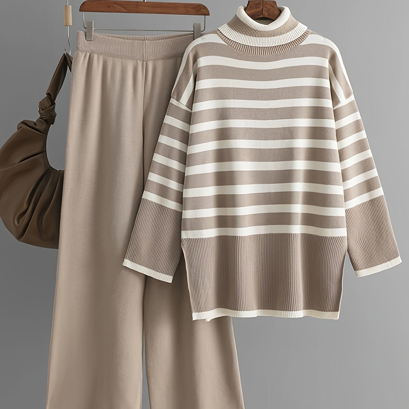 Set di maglione a righe elegante a collo alto e pantaloni a gamba larga per donne - Righe verticali beige e bianche, vestibilità ampia, maniche lunghe, chiusura a bottoni, perfetto per l'autunno/inverno, abbigliamento casual a formale, abbigliamento casua