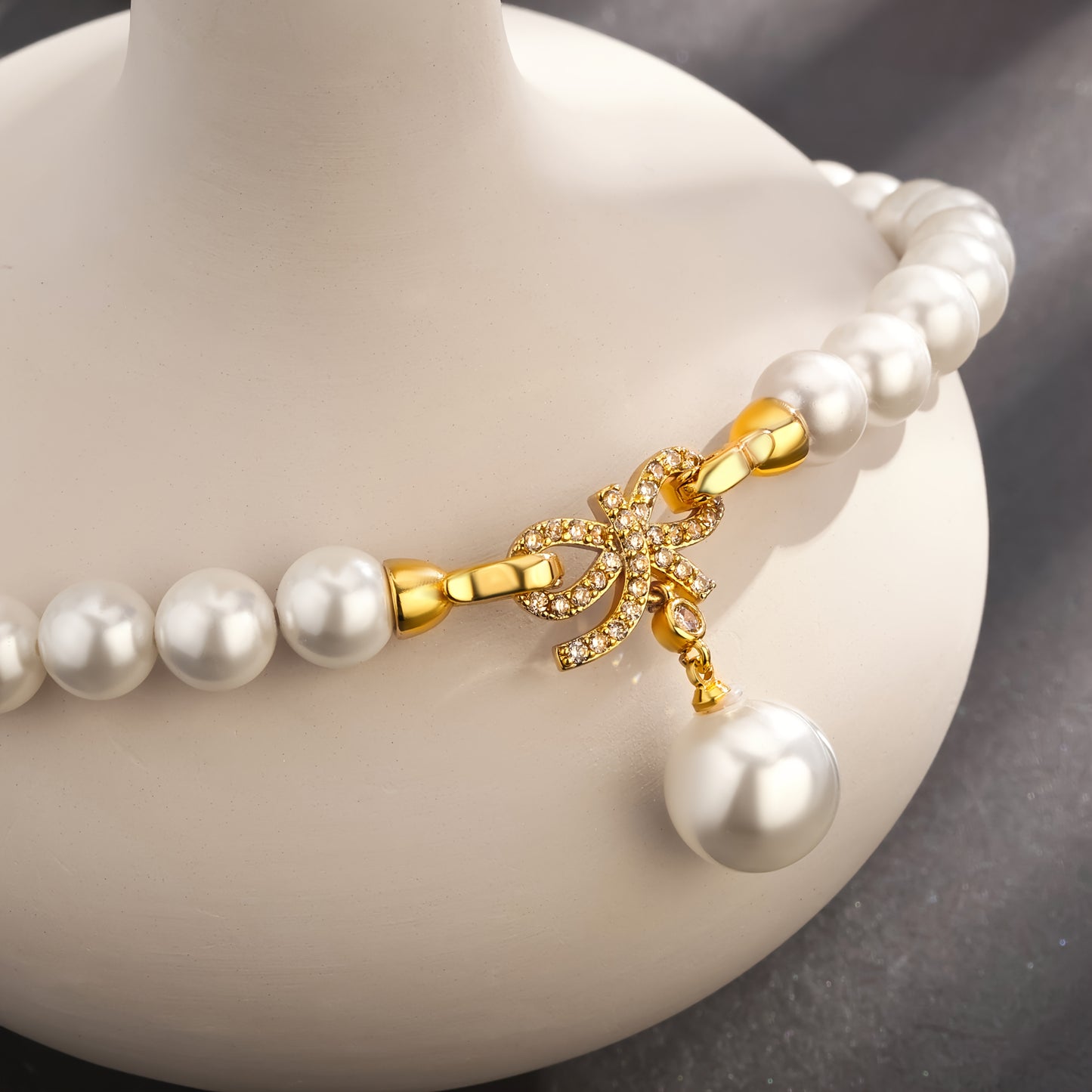 Un elegante e affascinante collo di perle realizzato in argento 925, perfetto per varie occasioni e ideale come regalo per gli amici, presentato in una bella scatola regalo.