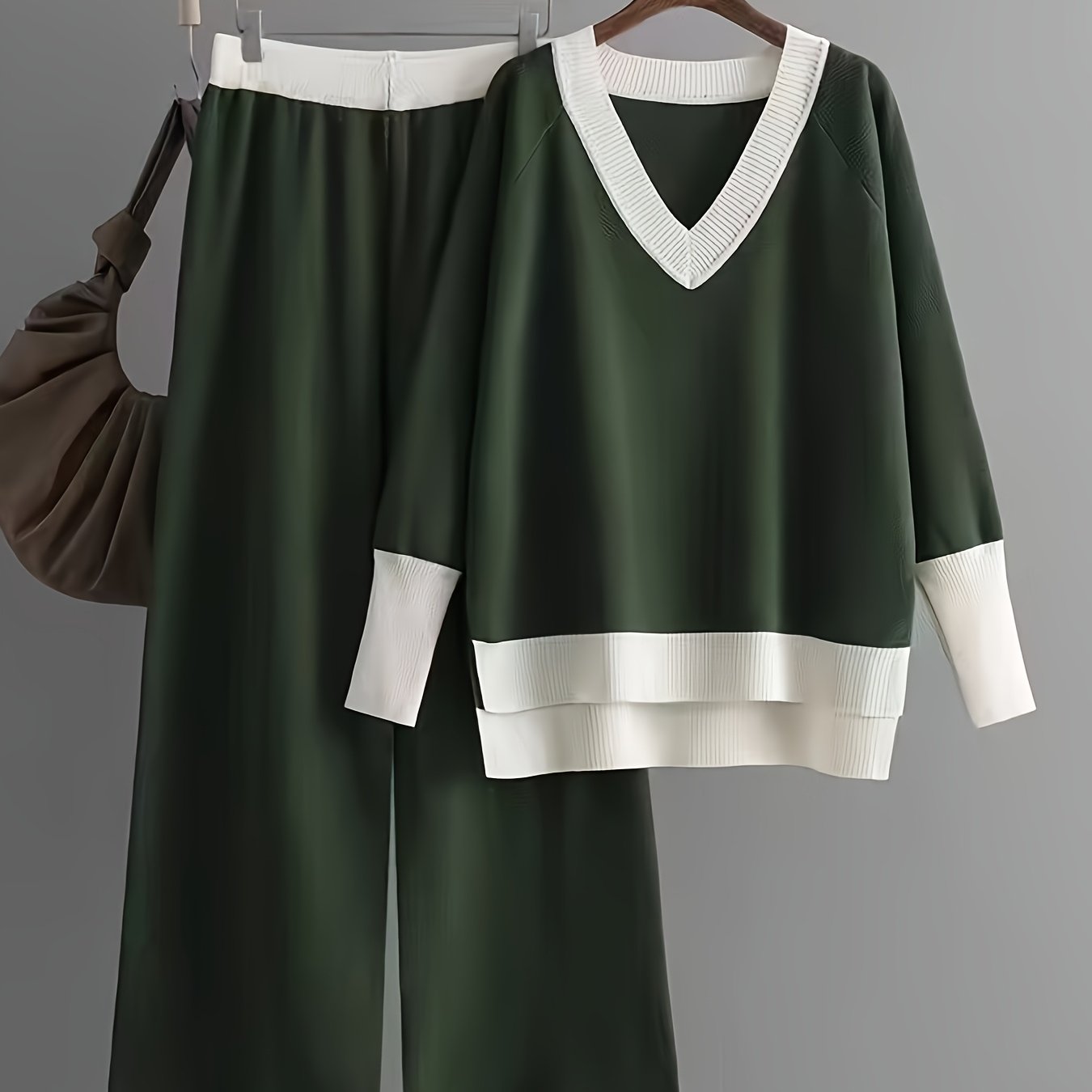 Set casual da donna in due pezzi: maglione a V con scollo e pantaloni larghi e a vita bassa - Verde con dettagli bianchi, perfetto per la primavera/autunno