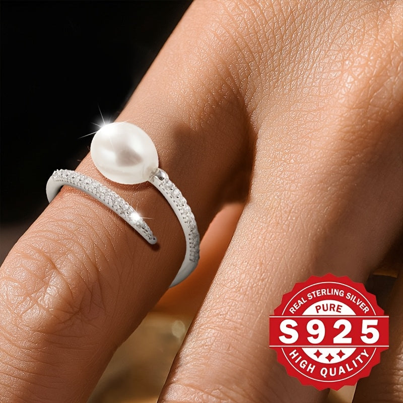Un anello da donna con perle d'acqua dolce realizzato in argento sterling S925, decorato con zircone sintetica e perle d'acqua dolce. Presenta un design trendy Clash che è unico e perfetto per regalare durante le vacanze, adatto per varie occasioni e ipoa