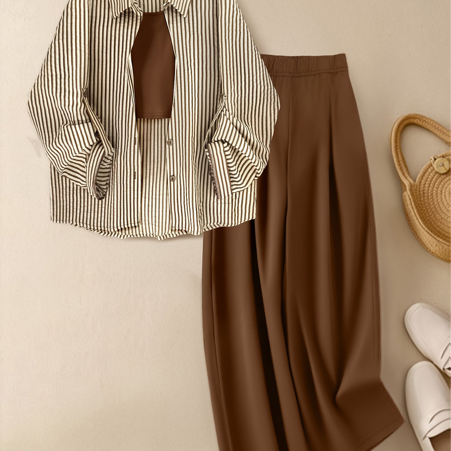 Set di 3 pezzi per donna: top a righe alla moda, camicia, gilet tinta unita e pantaloni larghi comodi, outfit elegante ma casuale, completo da lavoro femminile, abbigliamento trendy ed adatto al contesto professionale. Combinazione versatile con maglia à