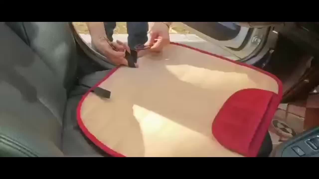 Un set di due cuscini per auto, essenziali per l'autunno e l'inverno, con morbide fodere in peluche e tasche portaoggetti per una guida confortevole, compatibili con vari interni auto e realizzati in memory foam.