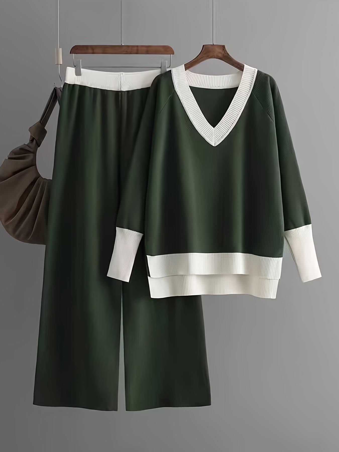 Set casual da donna in due pezzi: maglione a V con scollo e pantaloni larghi e a vita bassa - Verde con dettagli bianchi, perfetto per la primavera/autunno