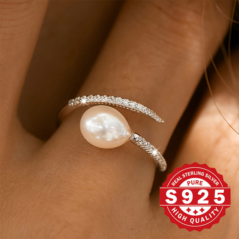 Un anello da donna con perle d'acqua dolce realizzato in argento sterling S925, decorato con zircone sintetica e perle d'acqua dolce. Presenta un design trendy Clash che è unico e perfetto per regalare durante le vacanze, adatto per varie occasioni e ipoa