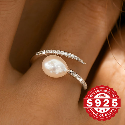 Un anello da donna con perle d'acqua dolce realizzato in argento sterling S925, decorato con zircone sintetica e perle d'acqua dolce. Presenta un design trendy Clash che è unico e perfetto per regalare durante le vacanze, adatto per varie occasioni e ipoa