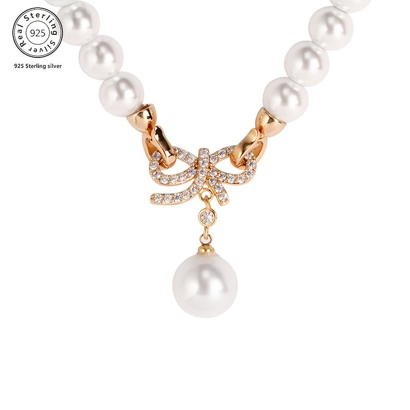 Un elegante e affascinante collo di perle realizzato in argento 925, perfetto per varie occasioni e ideale come regalo per gli amici, presentato in una bella scatola regalo.