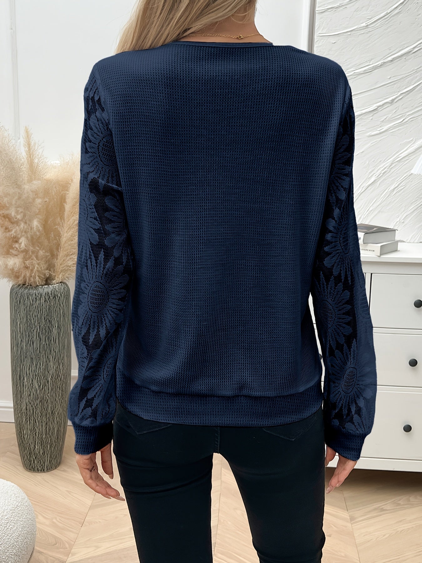 T-shirt da donna elegante con scollo a V e bordo in pizzo a contrasto - Tinta unita, maniche lunghe, vestibilità regular, collezione primavera/autunno, stile casual, abbigliamento casual, abbigliamento per tutti i giorni, |T-shirt con scollo a V| bordo in