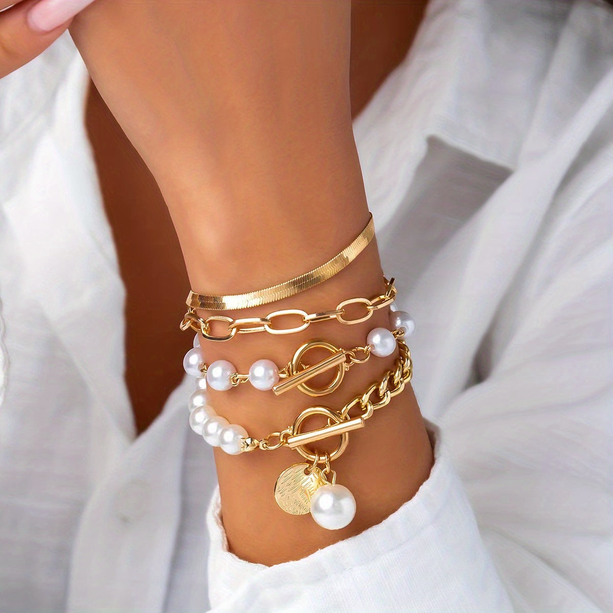 4 Pezzi Set di Bracciali a Strati con Perline Dorate per Donne - Catene Intrecciate e Charm, Gioie Multistrato Impilabili Stile Casual o Resort Boho (Nessuna Manutenzione Richiesta) – Look Aggiornabile in Ogni Temporata, Bracciali per Donne, Braccialetto