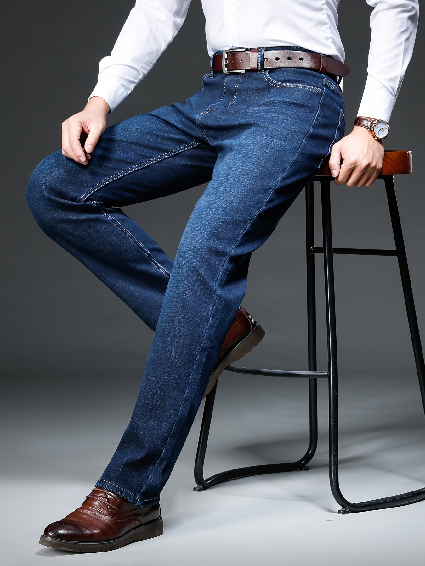 Pantaloni casual a gamba dritta con chiusura a bottoni, tasche e cintura marrone, finitura lavata blu chiaro per l'autunno/inverno, abbigliamento confortevole | Pantaloni a gamba dritta in denim finto | Design classico della tasca