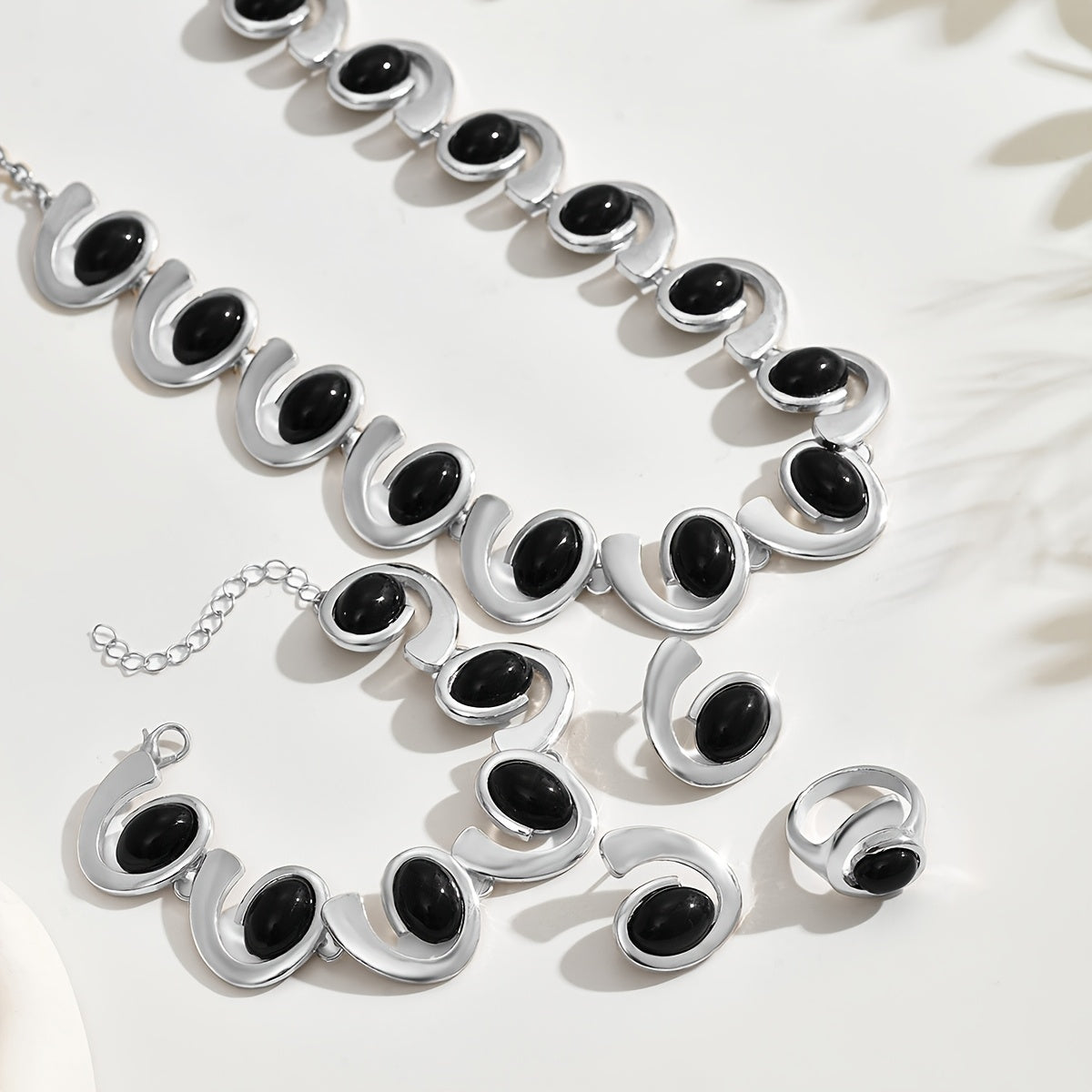 4 pezzi/Set Argento Donna Moda Semplice Collana Orecchini Braccialetto Anello Set Geometrico Ovale Nero Acrilico Intarsiato Spirale Cucitura Perline Pendente Collana Braccialetto Orecchini Anello Boho Spirale Design Set di Gioielli
