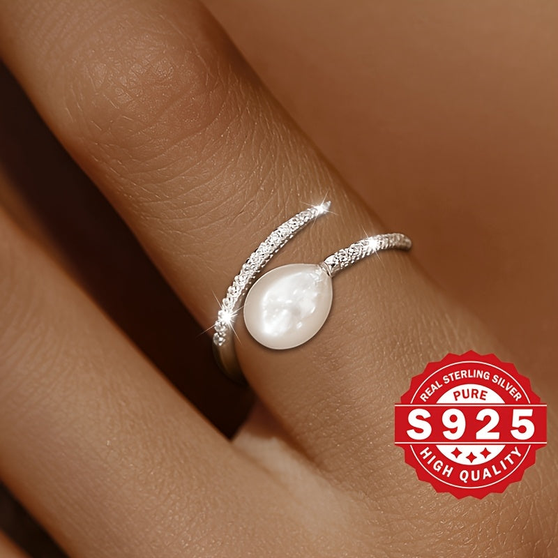 Un anello da donna con perle d'acqua dolce realizzato in argento sterling S925, decorato con zircone sintetica e perle d'acqua dolce. Presenta un design trendy Clash che è unico e perfetto per regalare durante le vacanze, adatto per varie occasioni e ipoa