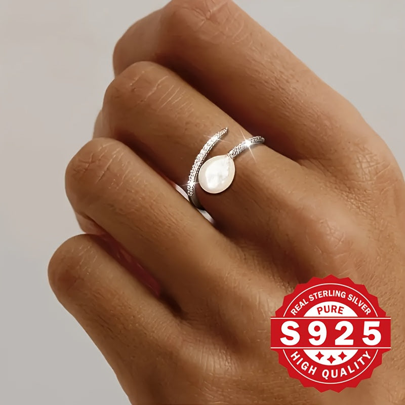 Un anello da donna con perle d'acqua dolce realizzato in argento sterling S925, decorato con zircone sintetica e perle d'acqua dolce. Presenta un design trendy Clash che è unico e perfetto per regalare durante le vacanze, adatto per varie occasioni e ipoa