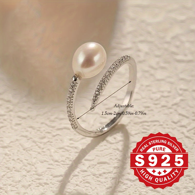 Un anello da donna con perle d'acqua dolce realizzato in argento sterling S925, decorato con zircone sintetica e perle d'acqua dolce. Presenta un design trendy Clash che è unico e perfetto per regalare durante le vacanze, adatto per varie occasioni e ipoa