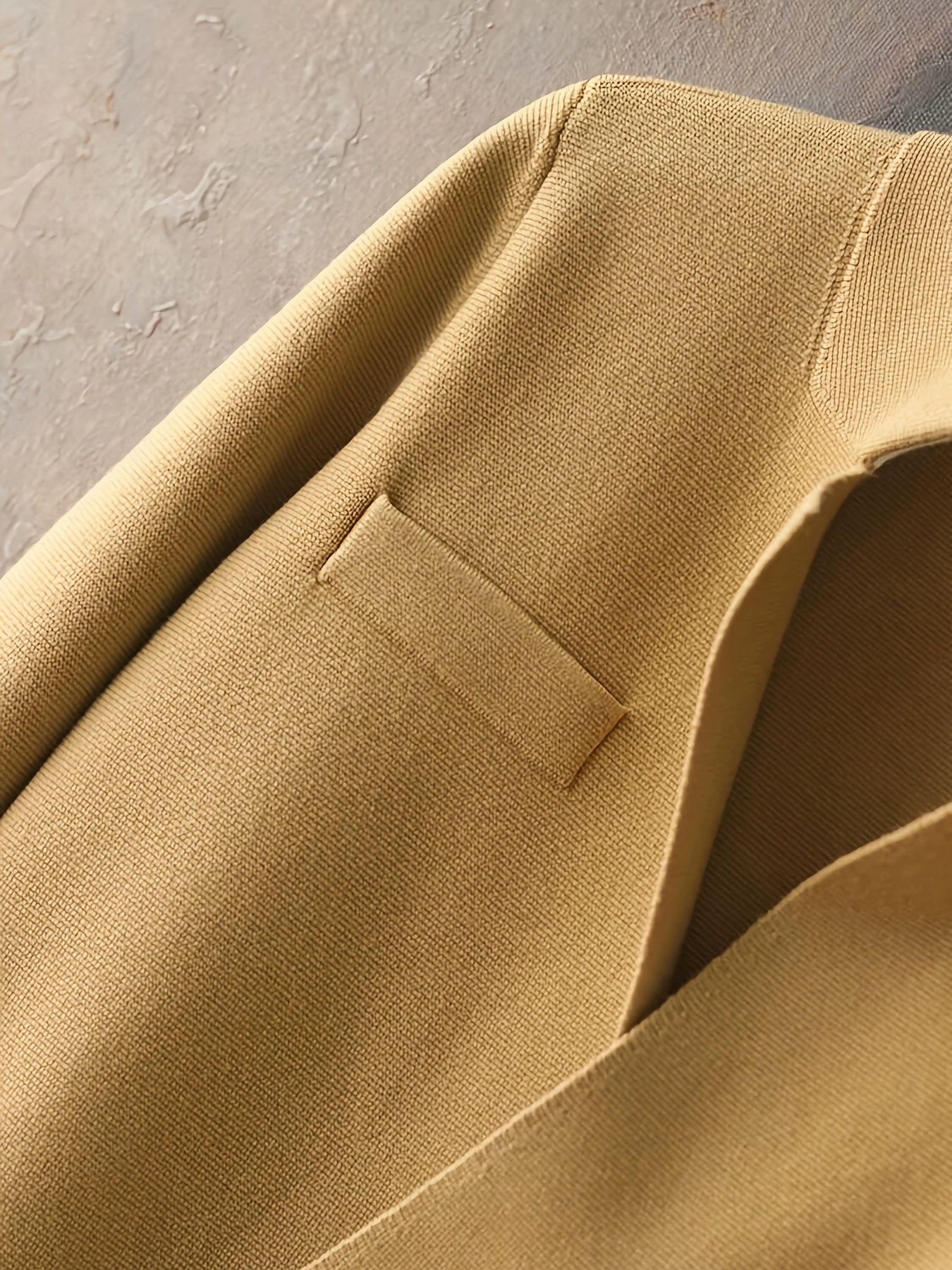 Abbigliamento da donna di alta gamma per l'autunno e l'inverno 2025, con un semplice e due pezzi set con un'atmosfera alla moda.