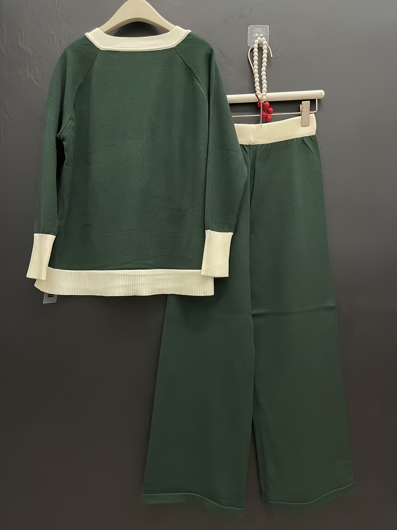 Set casual da donna in due pezzi: maglione a V con scollo e pantaloni larghi e a vita bassa - Verde con dettagli bianchi, perfetto per la primavera/autunno