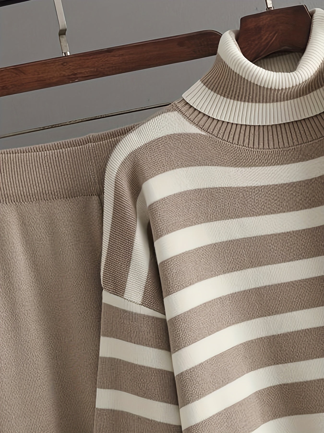 Set di maglione a righe elegante a collo alto e pantaloni a gamba larga per donne - Righe verticali beige e bianche, vestibilità ampia, maniche lunghe, chiusura a bottoni, perfetto per l'autunno/inverno, abbigliamento casual a formale, abbigliamento casua