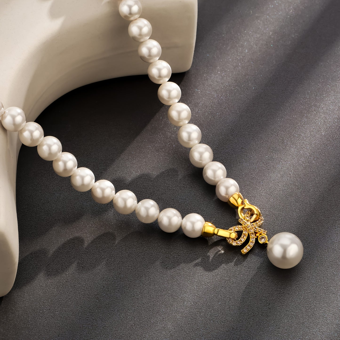 Un elegante e affascinante collo di perle realizzato in argento 925, perfetto per varie occasioni e ideale come regalo per gli amici, presentato in una bella scatola regalo.