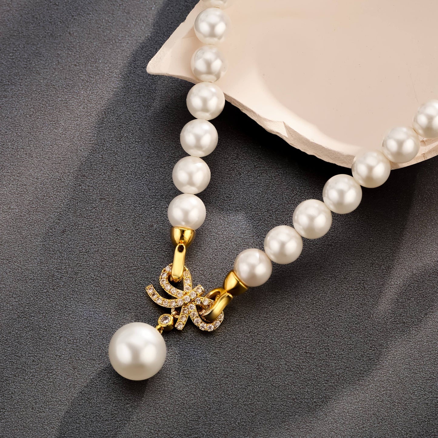 Un elegante e affascinante collo di perle realizzato in argento 925, perfetto per varie occasioni e ideale come regalo per gli amici, presentato in una bella scatola regalo.