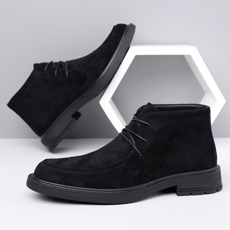 JL2376 è un paio di eleganti stivali derby versatili per tutte e quattro le stagioni, disponibili in 11 taglie. Questi scarpe da uomo sono alla moda, adatte per l'abbigliamento business e casual, e offrono comfort per le uscite quotidiane. Sono ideali per