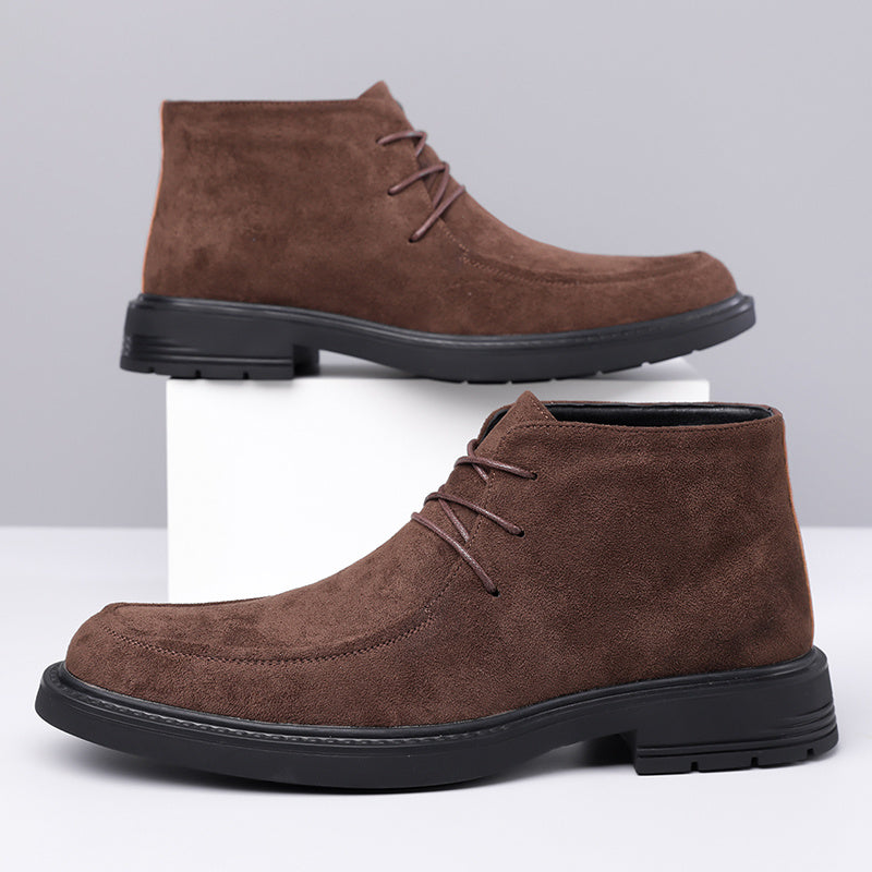 JL2376 è un paio di eleganti stivali derby versatili per tutte e quattro le stagioni, disponibili in 11 taglie. Questi scarpe da uomo sono alla moda, adatte per l'abbigliamento business e casual, e offrono comfort per le uscite quotidiane. Sono ideali per
