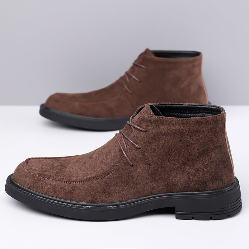JL2376 è un paio di eleganti stivali derby versatili per tutte e quattro le stagioni, disponibili in 11 taglie. Questi scarpe da uomo sono alla moda, adatte per l'abbigliamento business e casual, e offrono comfort per le uscite quotidiane. Sono ideali per
