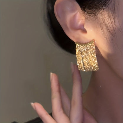 Orecchini con nappe dorate, orecchini a forma di arco lungo esagerato alla moda con design semplice ed elegante e spille argentate