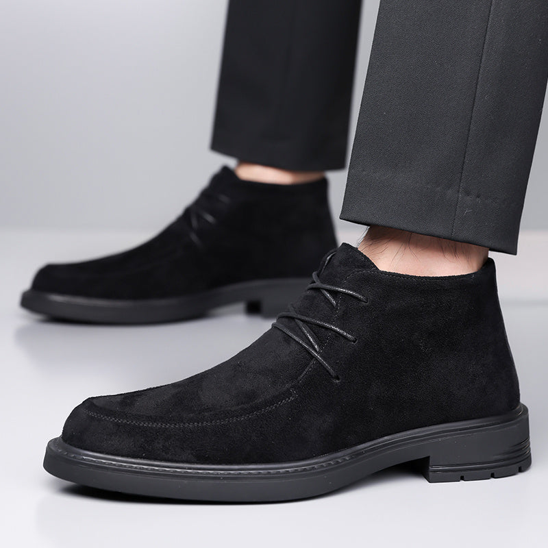 JL2376 è un paio di eleganti stivali derby versatili per tutte e quattro le stagioni, disponibili in 11 taglie. Questi scarpe da uomo sono alla moda, adatte per l'abbigliamento business e casual, e offrono comfort per le uscite quotidiane. Sono ideali per