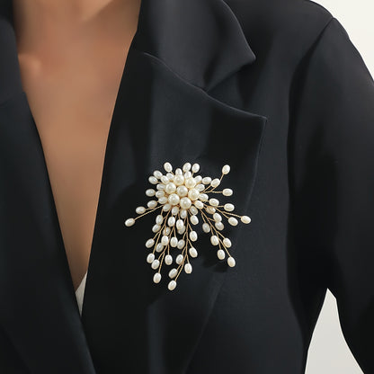 Una spilla elegante e alla moda in stile retrò francese, personalizzata con un design di nicchia. Spilla abbagliante e unica con personalità, adatta per abiti da donna, banchetti quotidiani, vacanze e qualsiasi occasione da indossare. È anche un regalo mo
