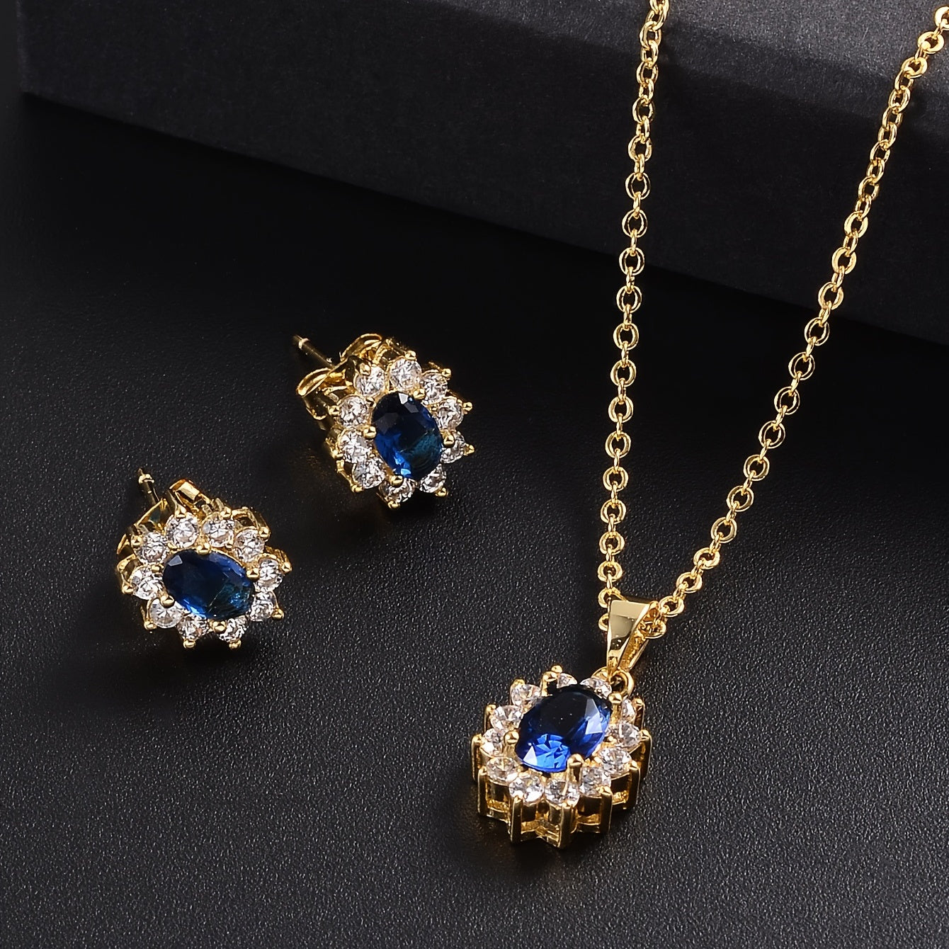 Véora - Kit di gioielli a tema girasole con zirconi lucidi taglio ovale intarsiati con collana con pendente e orecchini a bottone