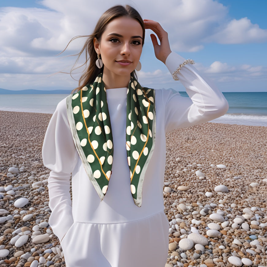 68,58 cm Foulard Quadrato in Raso a Pois Verde e Bianco Stile Retro - Accessorio Moda Antivento e Protettivo dal Sole con Motivi Geometrici Dorati | Ideale per Uscite Casual, Collo e Acconciature