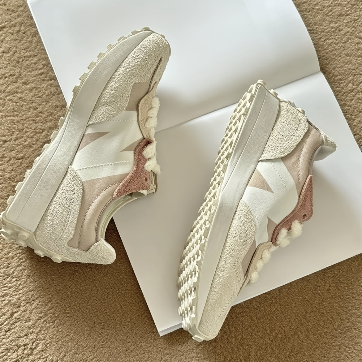 NEW BALANCE 2025 Sneakers Retro Unisex a Bassa Altezza - Beige/Bianco con Suola in Gomma Durevole per Tutte le Stagioni e Tessuto Traspirante, Ideali per Palestra, Casual e Calzature Sportive