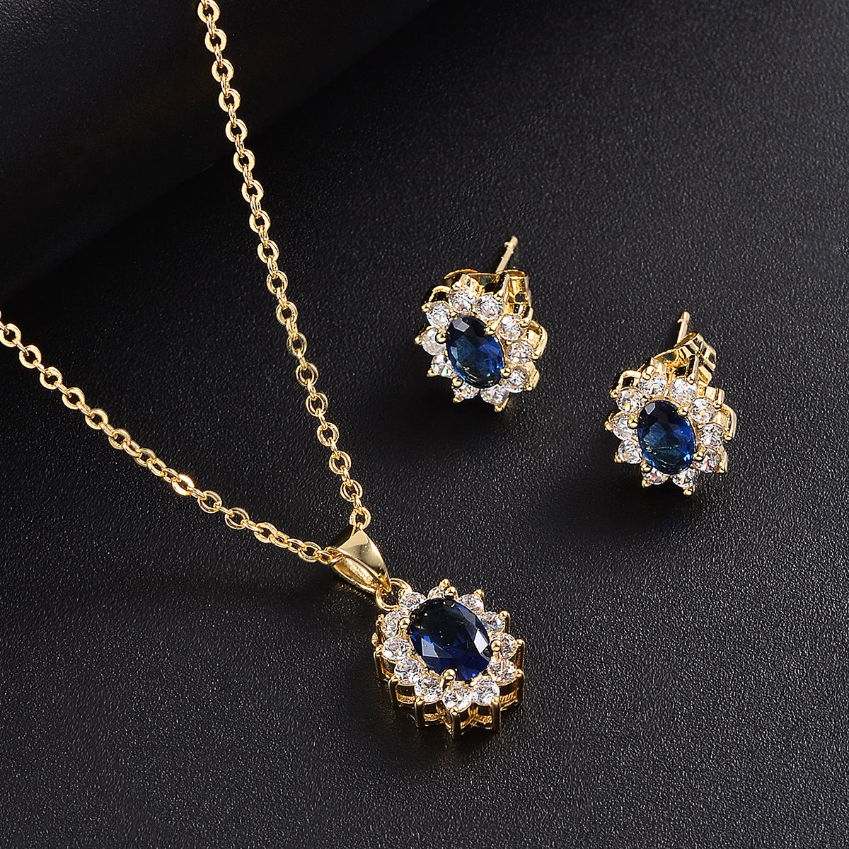 Véora - Kit di gioielli a tema girasole con zirconi lucidi taglio ovale intarsiati con collana con pendente e orecchini a bottone