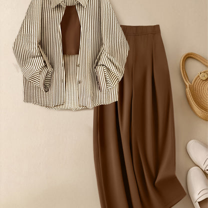 Set di 3 pezzi per donna: top a righe alla moda, camicia, gilet tinta unita e pantaloni larghi comodi, outfit elegante ma casuale, completo da lavoro femminile, abbigliamento trendy ed adatto al contesto professionale. Combinazione versatile con maglia à