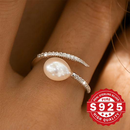 Un anello da donna con perle d'acqua dolce realizzato in argento sterling S925, decorato con zircone sintetica e perle d'acqua dolce. Presenta un design trendy Clash che è unico e perfetto per regalare durante le vacanze, adatto per varie occasioni e ipoa